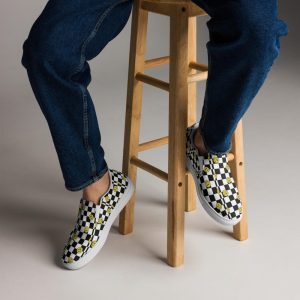 Casual slip-on shoes for men Breathable slip-on retro sneakers for men Men’s comfortable walking slip-ons Eco-friendly men’s slip-on shoes
